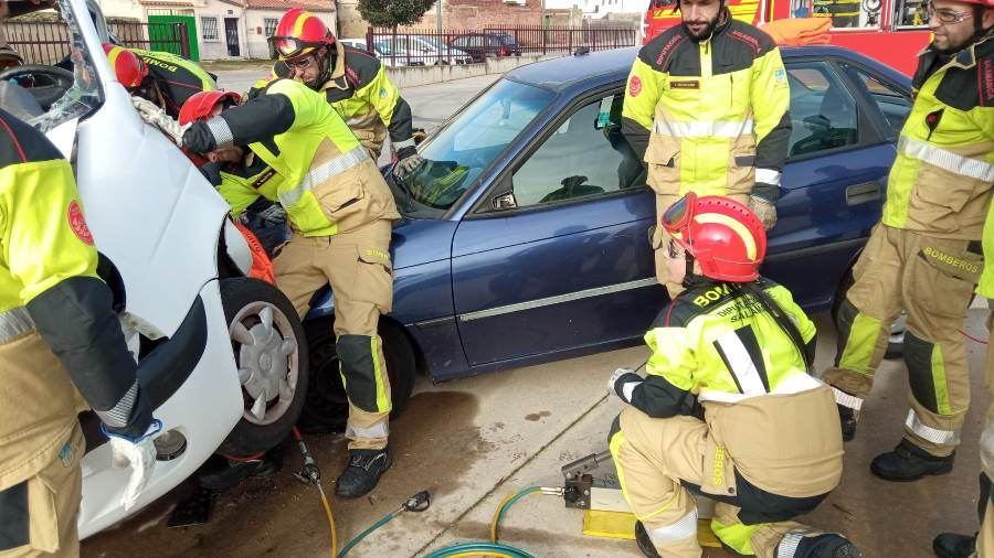 Los Bomberos practican la excarcelación de atrapados en accidentes