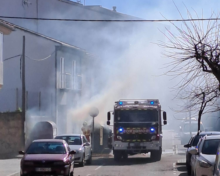 Los Bomberos se movilizan por la humareda procedente de un contenedor