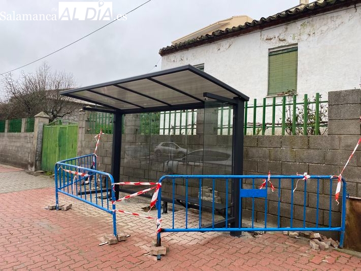 Instalación de una marquesina en la parada de bus de la Carretera Peñaranda