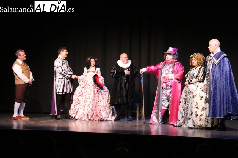 Buena entrada en la apertura del Certamen de Teatro de Vitigudino con Arcón de Olid
