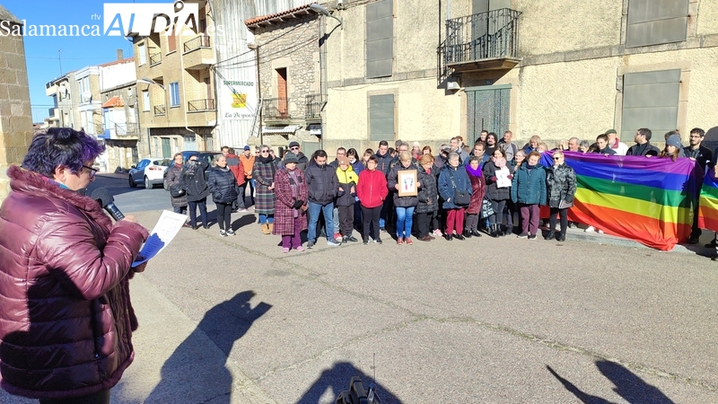 En torno a un centenar de personas se manifiestan en Aldeadávila contra la homofobia