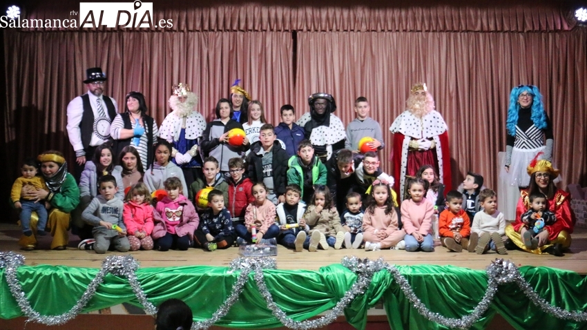 Los Reyes de Oriente dejan sus regalos a los niños de Aldeadávila
