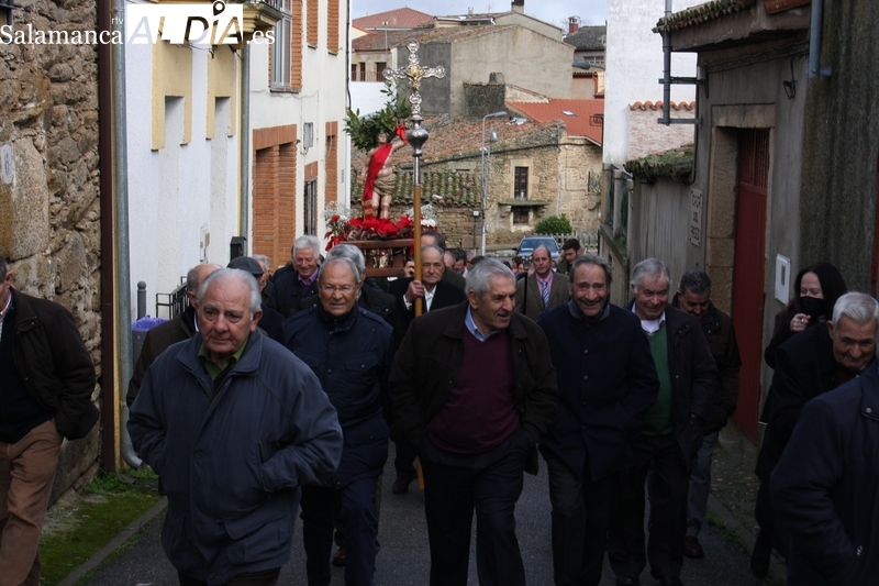 Mieza celebra San Sebastián con misa, procesión y una comida amenizadas por la música de una charanga