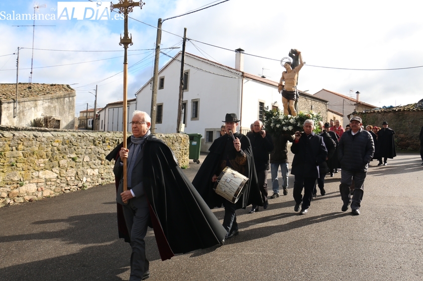 Los mayordomos lucen las varas en los actos en honor a San Sebastián en Cipérez