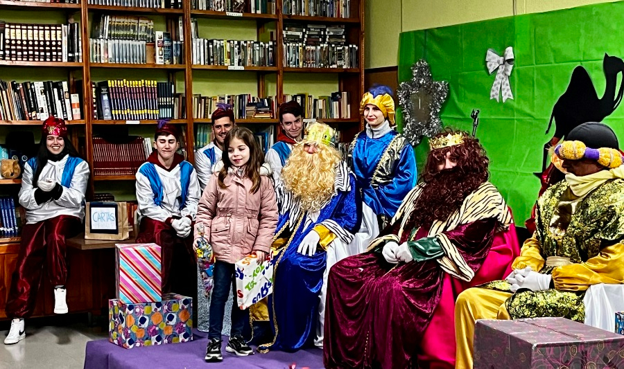 Los Magos alcanzan Navasfrías atravesando el Águeda por el puente de El Bardal