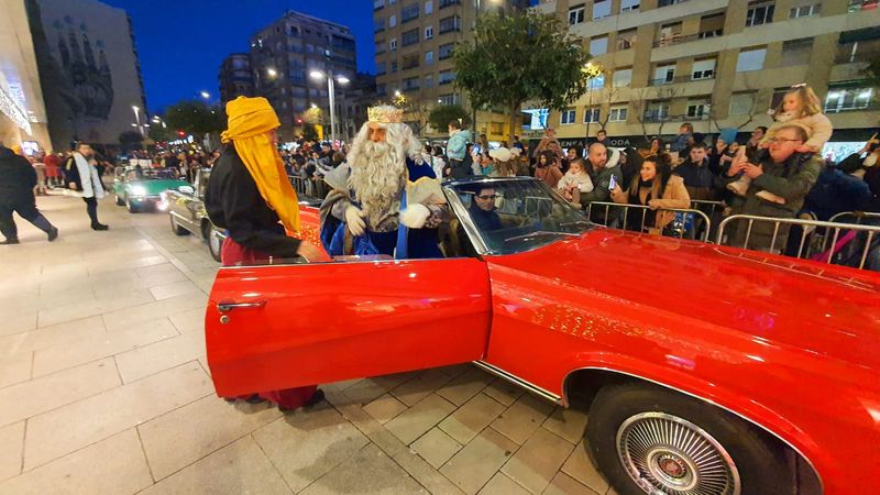 Cientos de niños visitan y entregan sus cartas a los Reyes Magos en El Corte Inglés de Salamanca
