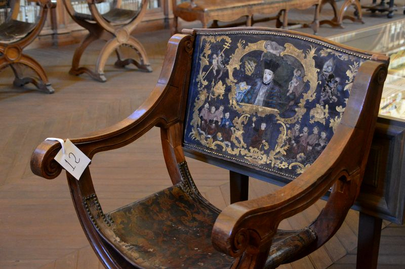 Recuperadas en Salamanca 15 sillas del siglo XVIII, tras un año de trabajos de restauración