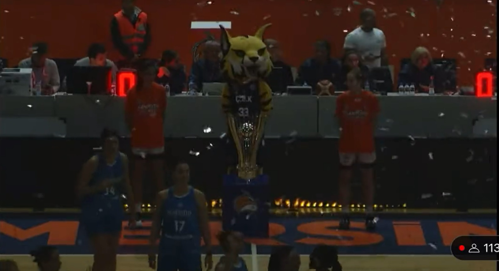 Los hinchas del Cukurova lanzan confetis a la pista y el partido del Perfumerías Avenida se retrasa un cuarto de hora