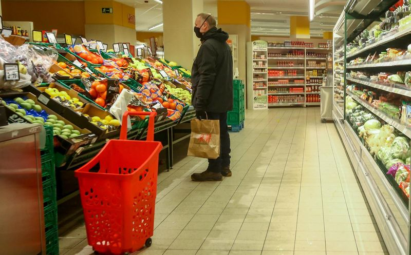 Denunciadas a Competencia 7 cadenas de supermercados por no repercutir la rebaja del IVA a alimentos