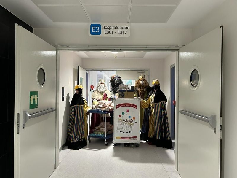 Los Reyes Magos visitan a los niños ingresados en el Hospital de Salamanca