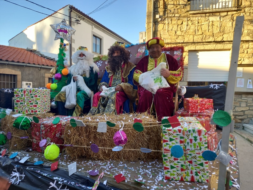 Los Magos de Oriente reparten caramelos por las calles de Almendra