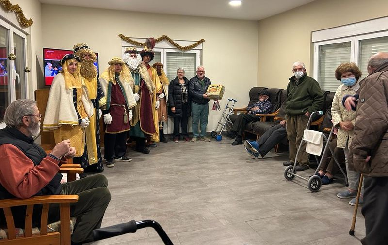 Los Reyes Magos llegan a Galinduste con juguetes, roscones y chocolate