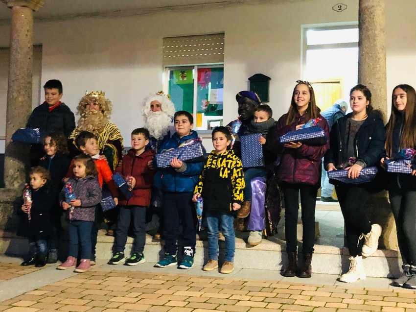 Los Reyes Magos dejan sus regalos a los vecinos de Guadramiro