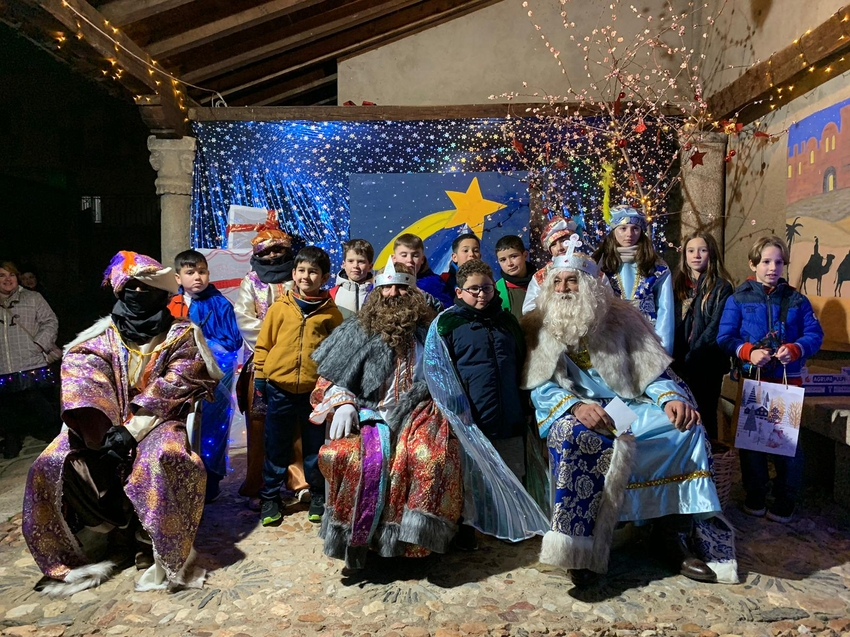 Los Magos de Oriente recorren a caballo las calles de Hinojosa