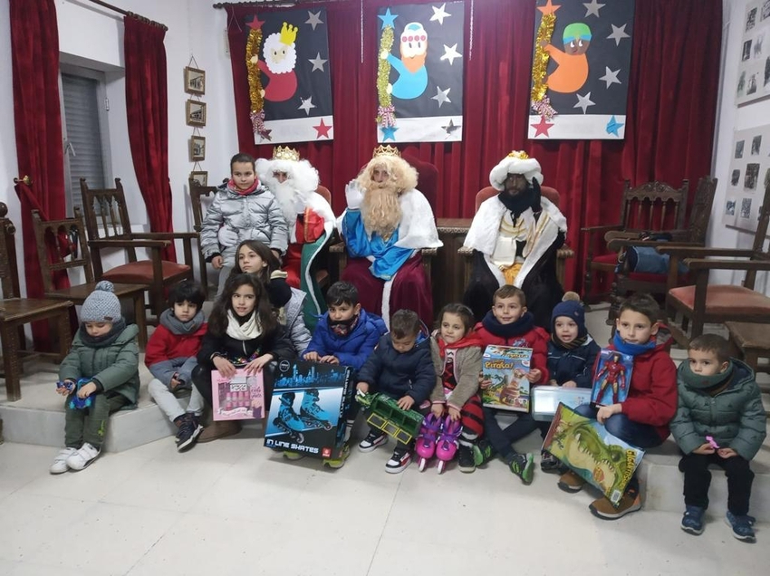 Melchor Gaspar y Baltasar entregan sus regalos a los niños de Barruecopardo