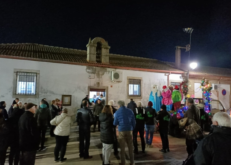 Melchor, Gaspar y Baltasar recorren las calles de Vilvestre al son de la charanga El Bombazo 