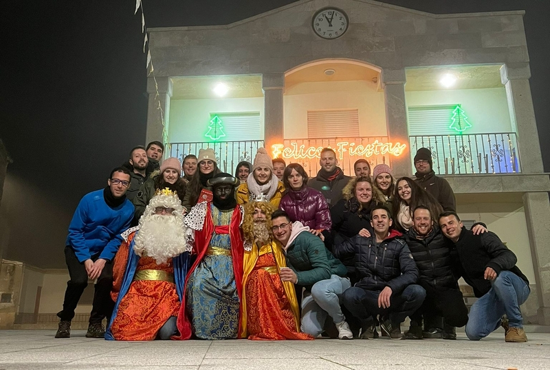 Los Reyes Magos entregan sus regalos a los niños de Valderrodrigo