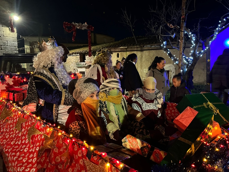 Los Reyes de Oriente dejan un gran ‘saco’ de chucherías a los niños de Cabeza del Caballo