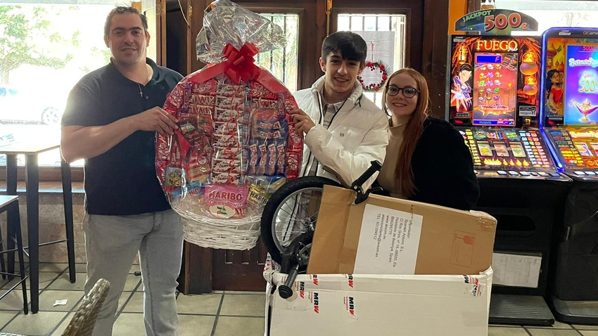 Bar-Restaurante El Retiro entrega la cesta al afortunado con el número de El Niño