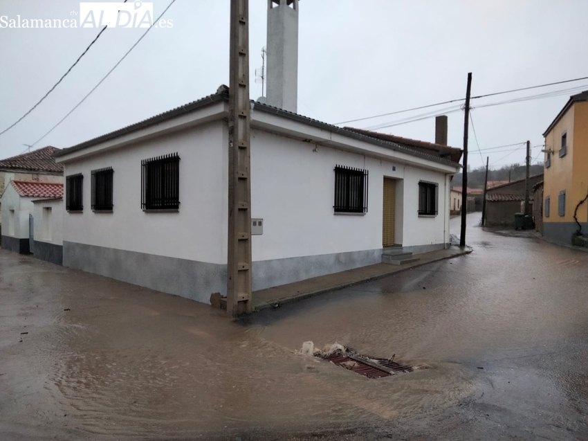 El agua amenaza al pueblo de Retortillo y salta las carreteras al Balneario y a Boada