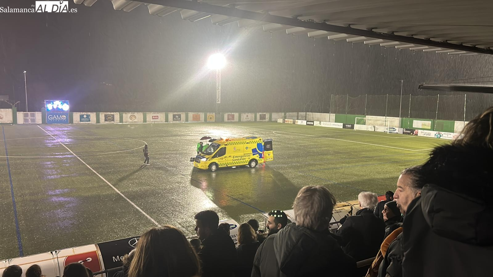 Pol Bueso abandona el Municipal en ambulancia en un suspendido CD Guijuelo - Arenteiro por la lluvia