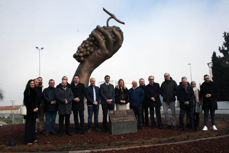 El mirobrigense Sergio Alonso Moro crea en Tomelloso una escultura gigante en homenaje a la vid