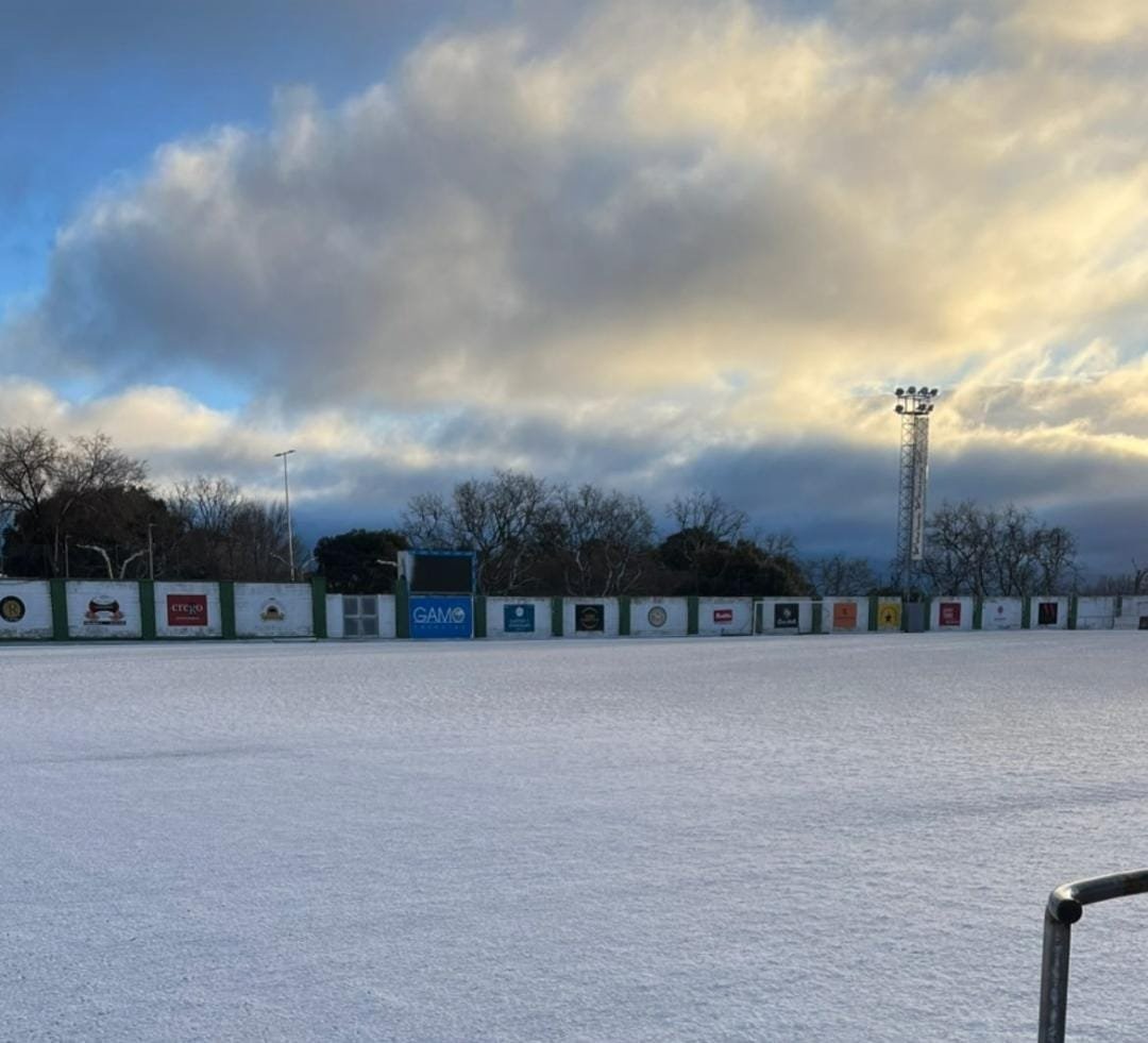 Los campos de fútbol de Salamanca, cubiertos por una pequeña capa de nieve