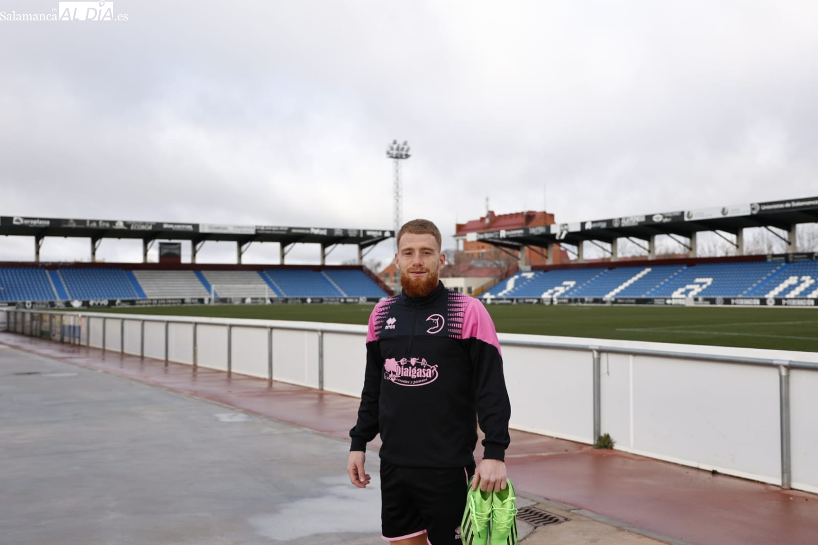David Vicente se viste de jugador de Unionistas para hacer un entrenamiento en solitario... a la espera de irse a Segunda