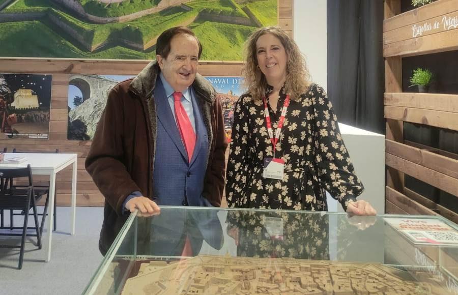 Feijóo se pasa por el stand mirobrigense en FITUR