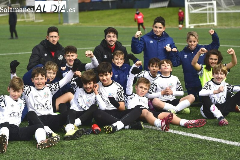 Guantes, gorros y mantas en las gradas para disfrutar de los goles del fútbol base salmantino