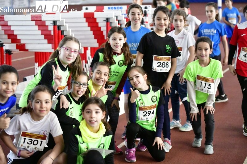 Pasión por el deporte en la primera jornada de los Juegos Escolares en Pista Cubierta