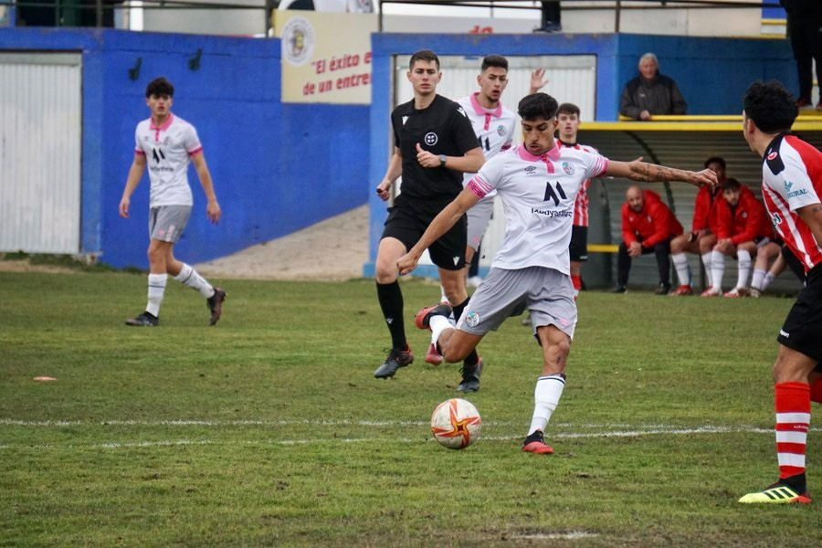 Motos vuelve a sentirse futbolista con el filial del Salamanca UDS tras casi un año en el dique seco