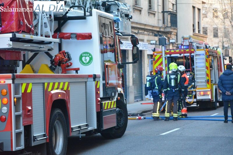 Un extraño incendio en un garaje provoca daños en tres vehículos y en las instalaciones del edificio