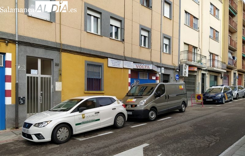 Revuelo en la calle Volta por la aparición de un cadáver en el descansillo de un edificio 