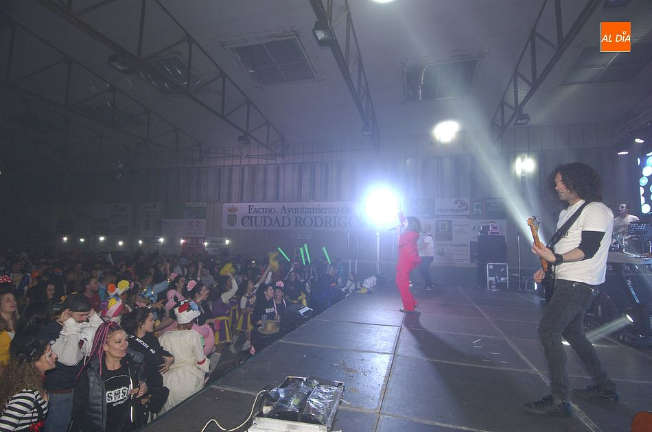 SMS amenizará el baile de disfraces para adultos, que será presentado por Ricardo Montilla