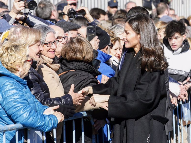 La Reina Letizia se da un baño de masas en Alicante