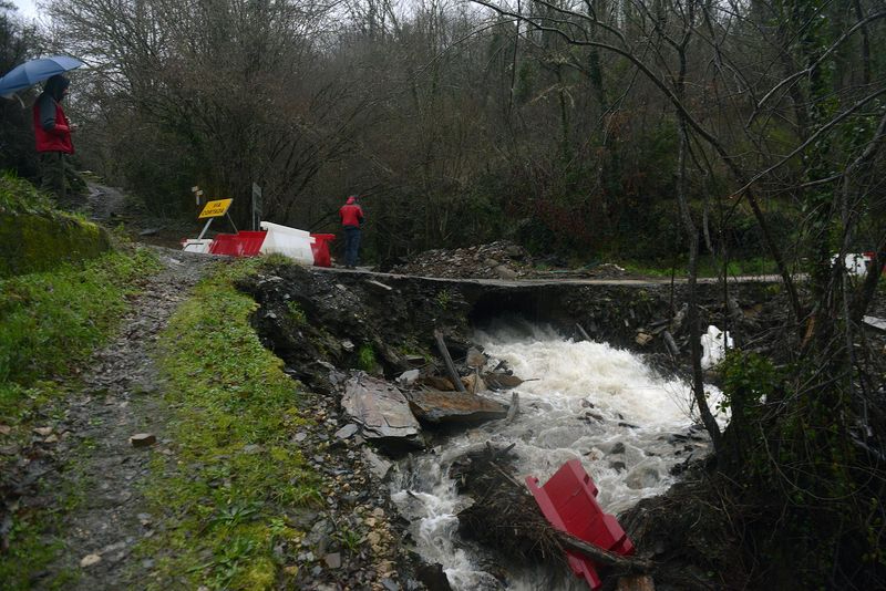 El derrumbe de una carretera en Vilamartín (Ourense) deja incomunicados a unos 40 vecinos