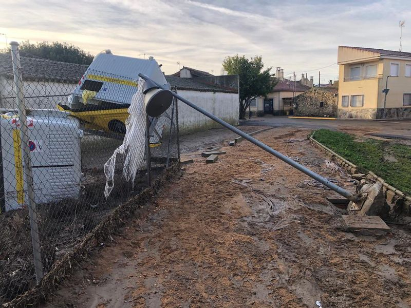 Jornada de achique de agua y desescombro en Miranda de Azán y Aldeatejada