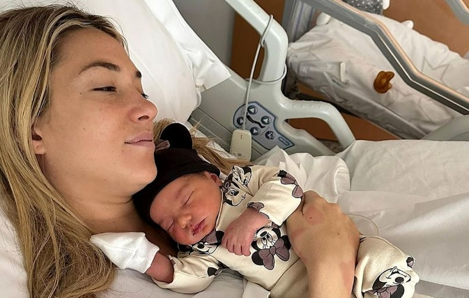 La mujer del futbolista Morata abandona la UCI y se reencuentra por fin con su hija recién nacida