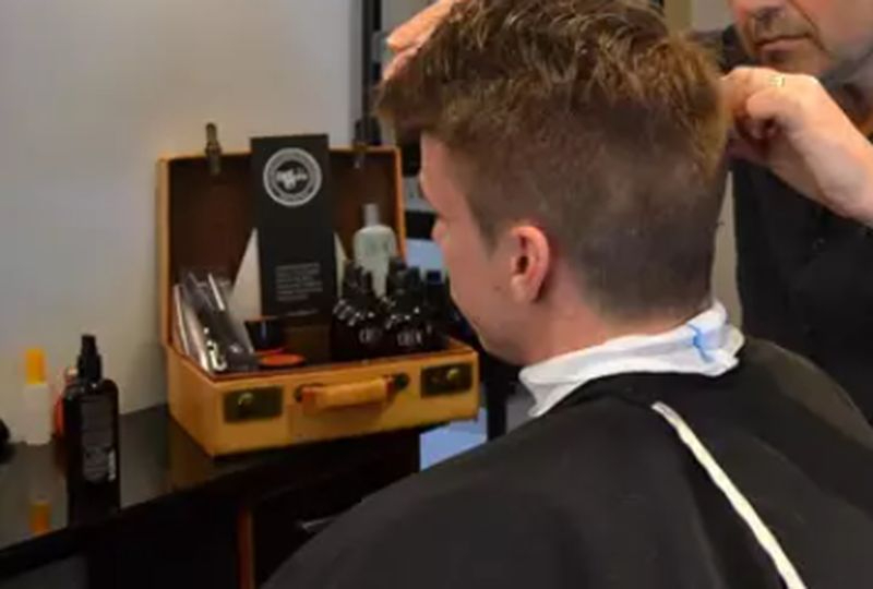 Alertan de un brote de tiña en los adolescentes varones