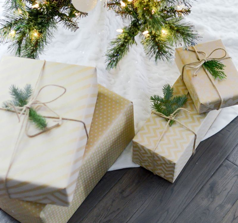 Entrega de regalos y juguetes a los menores y sus familias en el centro YMCA