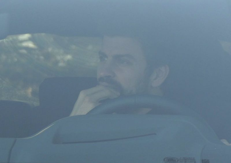 Así ha esperado Piqué a sus hijos en la puerta de la casa de Shakira