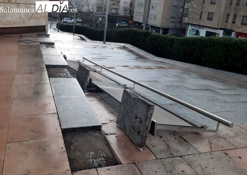 El fuerte viento arranca una barandilla de más de 6 metros en la plaza de la Concordia