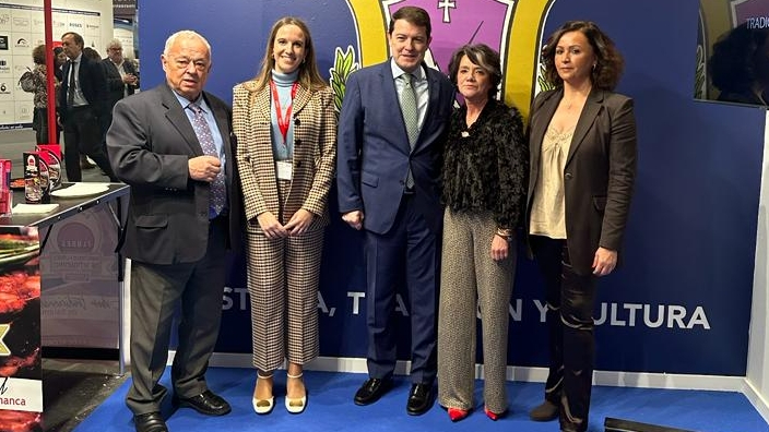 El presidente de la Junta de Castilla y León visita el stand de Vitigudino