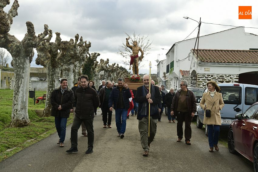 San Sebastián procesiona por su Arrabal con nuevas andas