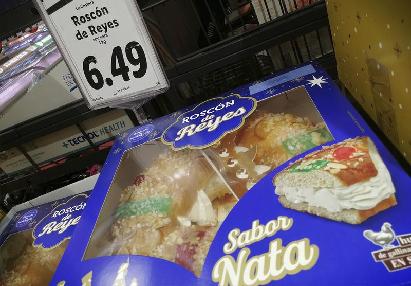 Multadas tres cadenas de supermercados por sus roscones de Reyes con falsa nata