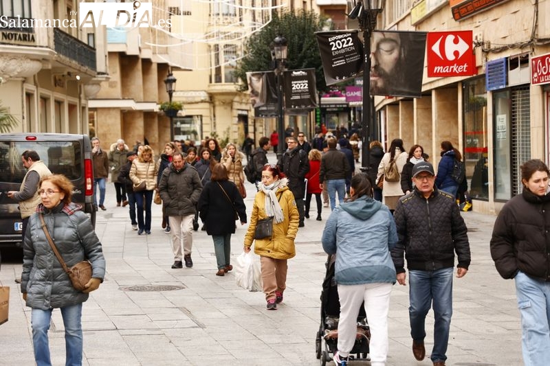 Los salmantinos aprovechan el primer día de rebajas desafiando al aire