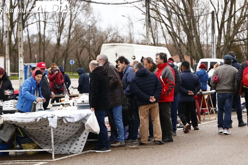 El frío y el viento no frena a los salmantinos fieles al Rastro