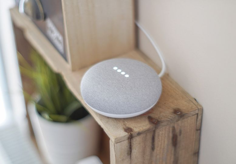 Un error en los altavoces de Google Home permitió controlarlos en remoto y espiar conversaciones