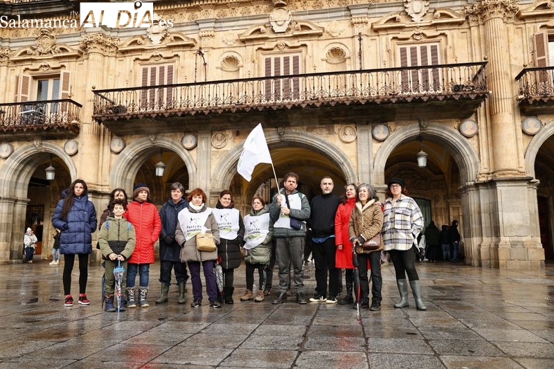 PACMA se concentra contra la exclusión de perros de caza de la Ley de Bienestar Animal